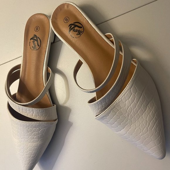 Trary Sandals - Picture 3 of 3